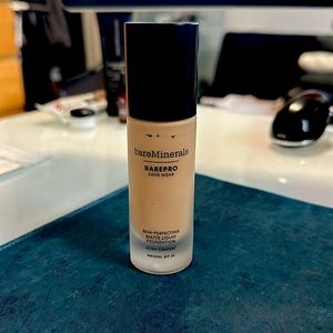 BareMinerals BarePro 24 HR Wear matte liquid foundation Light Warm 22